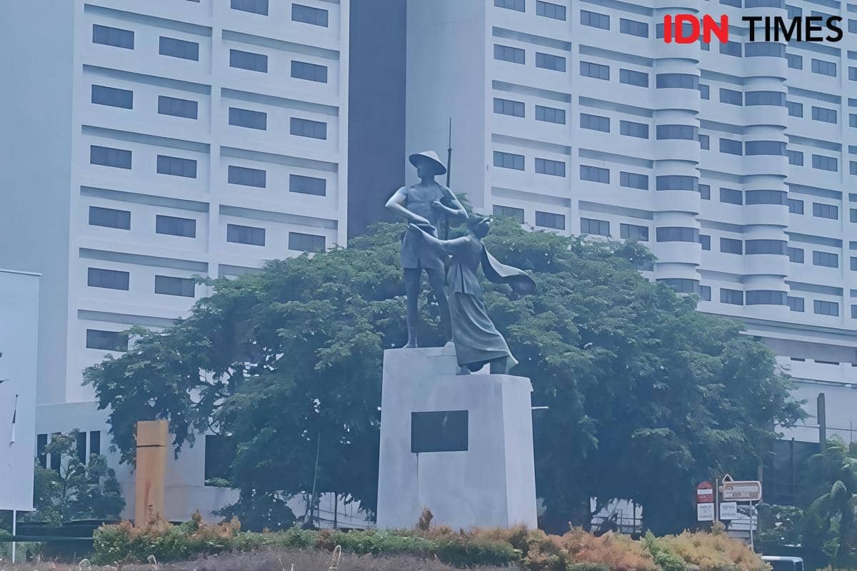 Patung Perjuangan atau Tugu Tani berdiri sebagai monumen dengan figur petani dan pejuang yang membawa senjata.