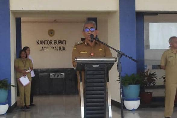 Septenius M. Bule, Sekda Kabupaten Sabu Raijua, mengarahkan warga dan ASN agar menggunakan masker.