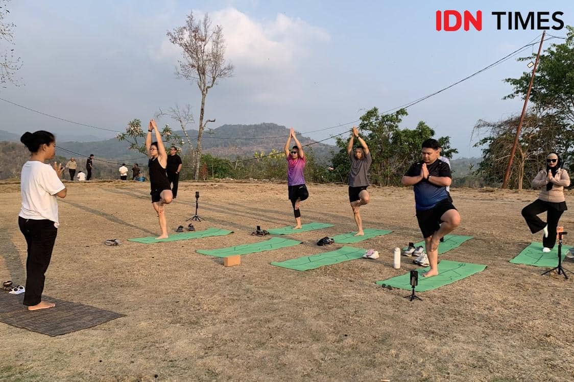 Potret kegiatan yoga di Parapuar, Labuan Bajo, Manggarai Barat, NTT