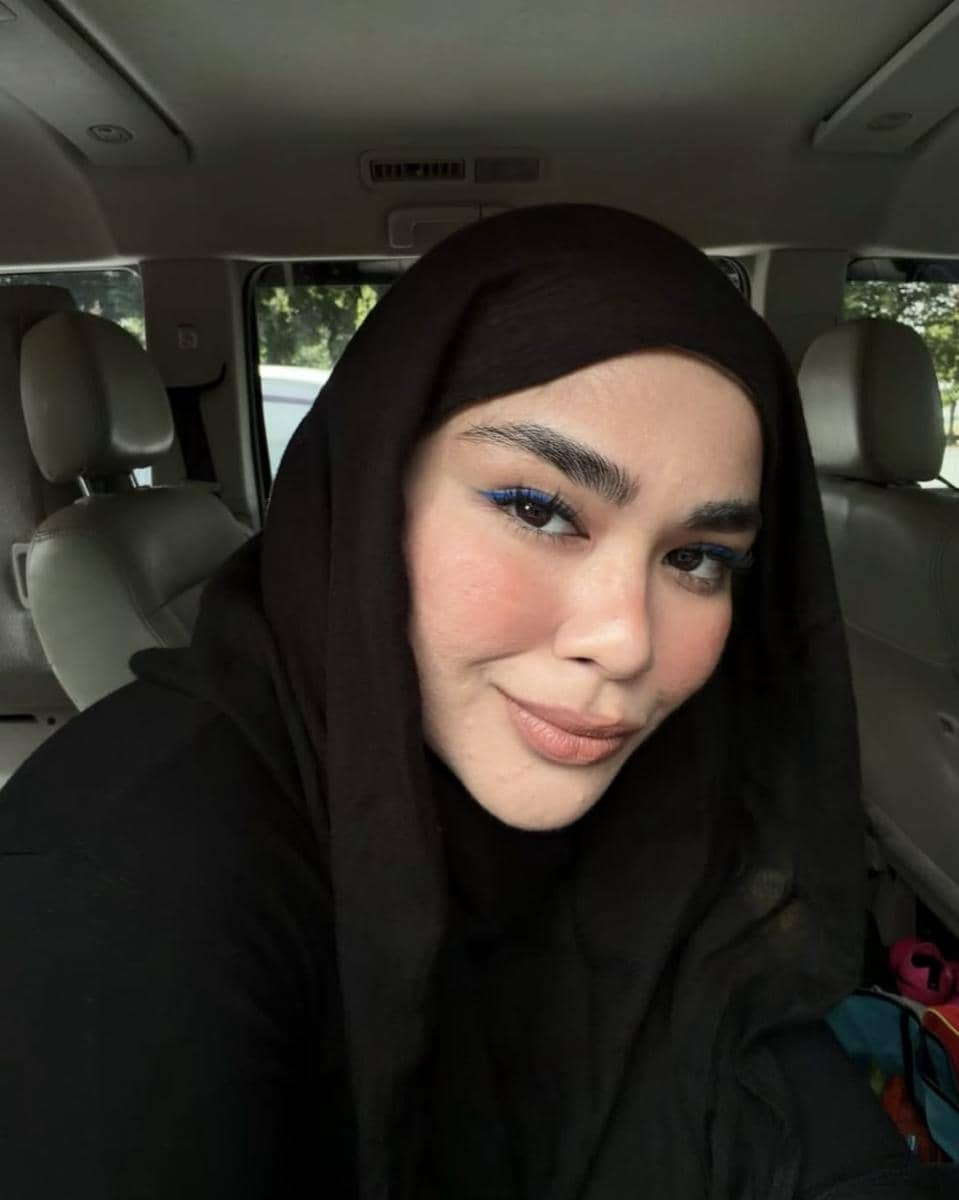 Sampul lirik lagu Jangan Semau-maumu oleh SIVIA yang dibagikan melalui akun Instagram @siviazizah.