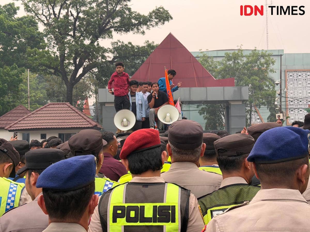 Sejumlah mahasiswa menggelar demonstrasi di depan Kantor Gubernur Sumatera Selatan di Palembang, Sumsel.
