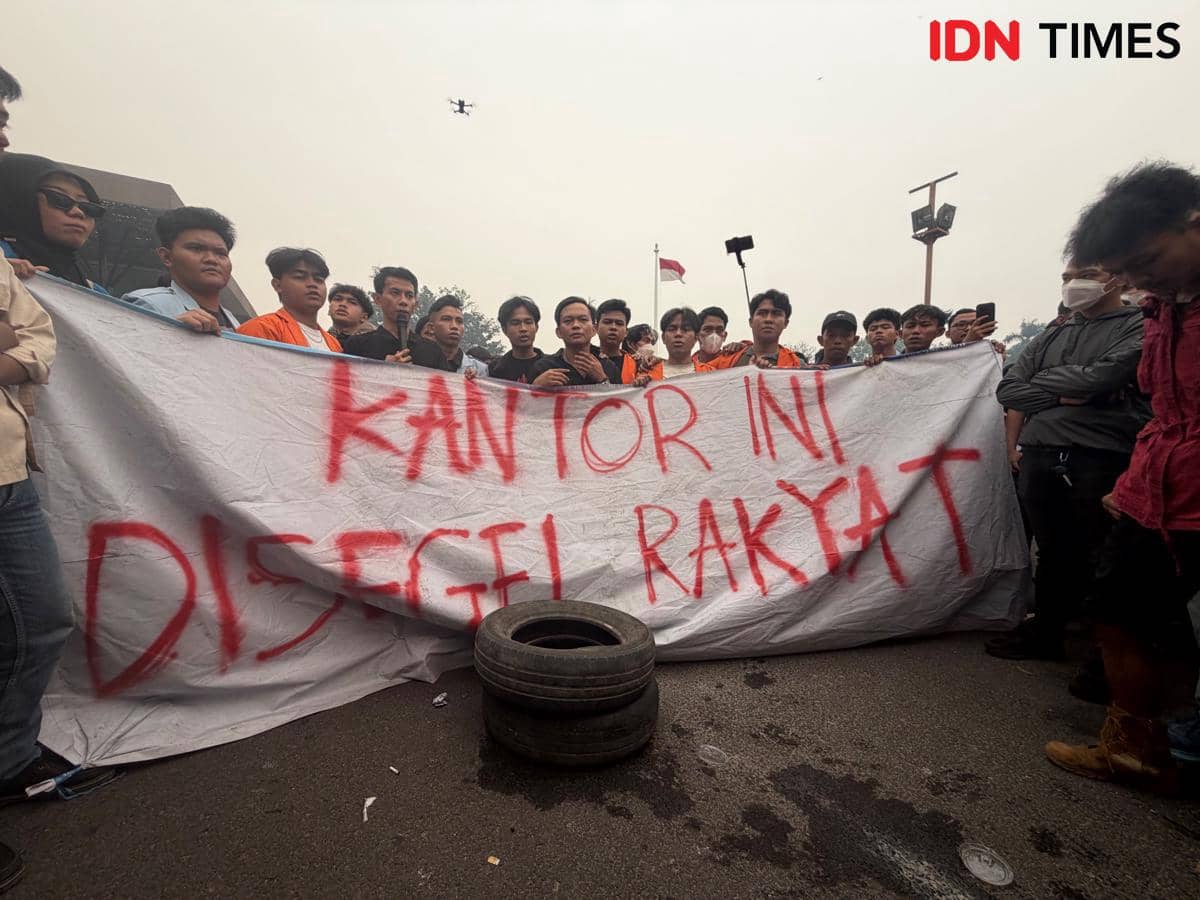 [BREAKING] Mahasiswa Segel Kantor Gubernur Sumsel Buntut Kabut Asap Tak Kunjung Usai
