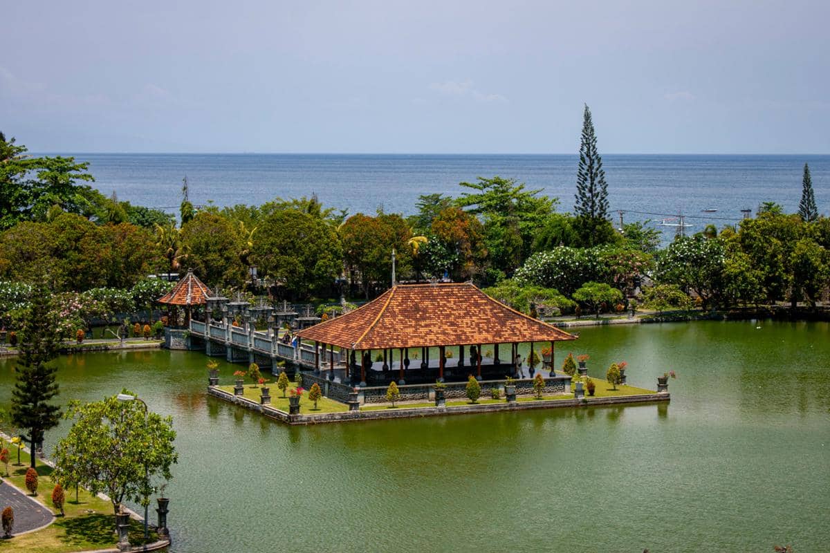 ilustrasi suasana di Taman Ujung Soekasada (unsplash.com/Jayde Keroi)