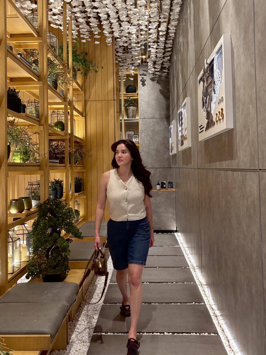 padu padan celana jeans ala Alice Norin 
