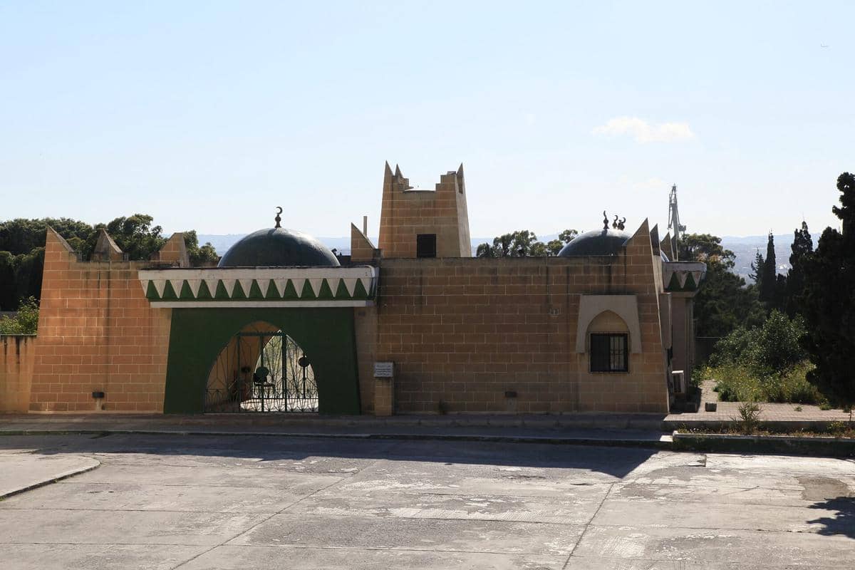 Pemandangan pintu masuk Taman Mediterania di dalam kompleks Masjid Mariam Al-Batool.