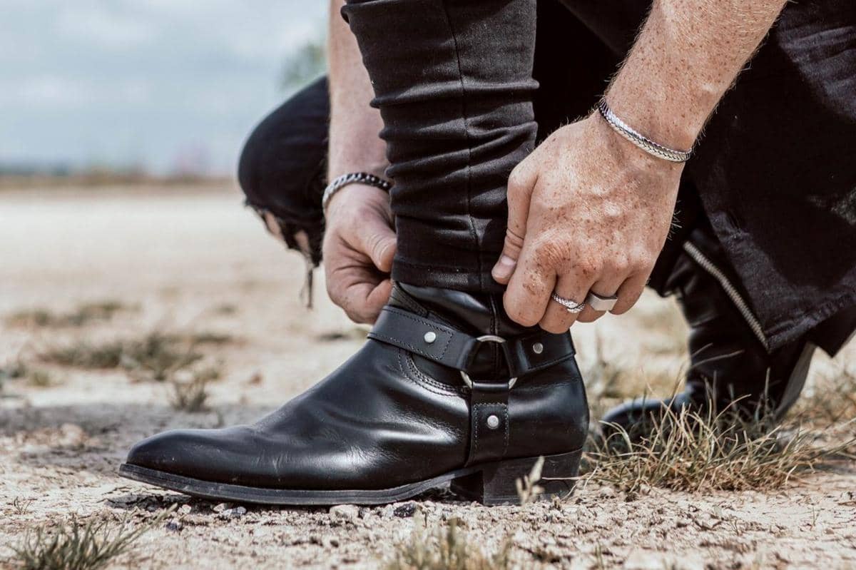 ilustrasi sepatu boots cowok