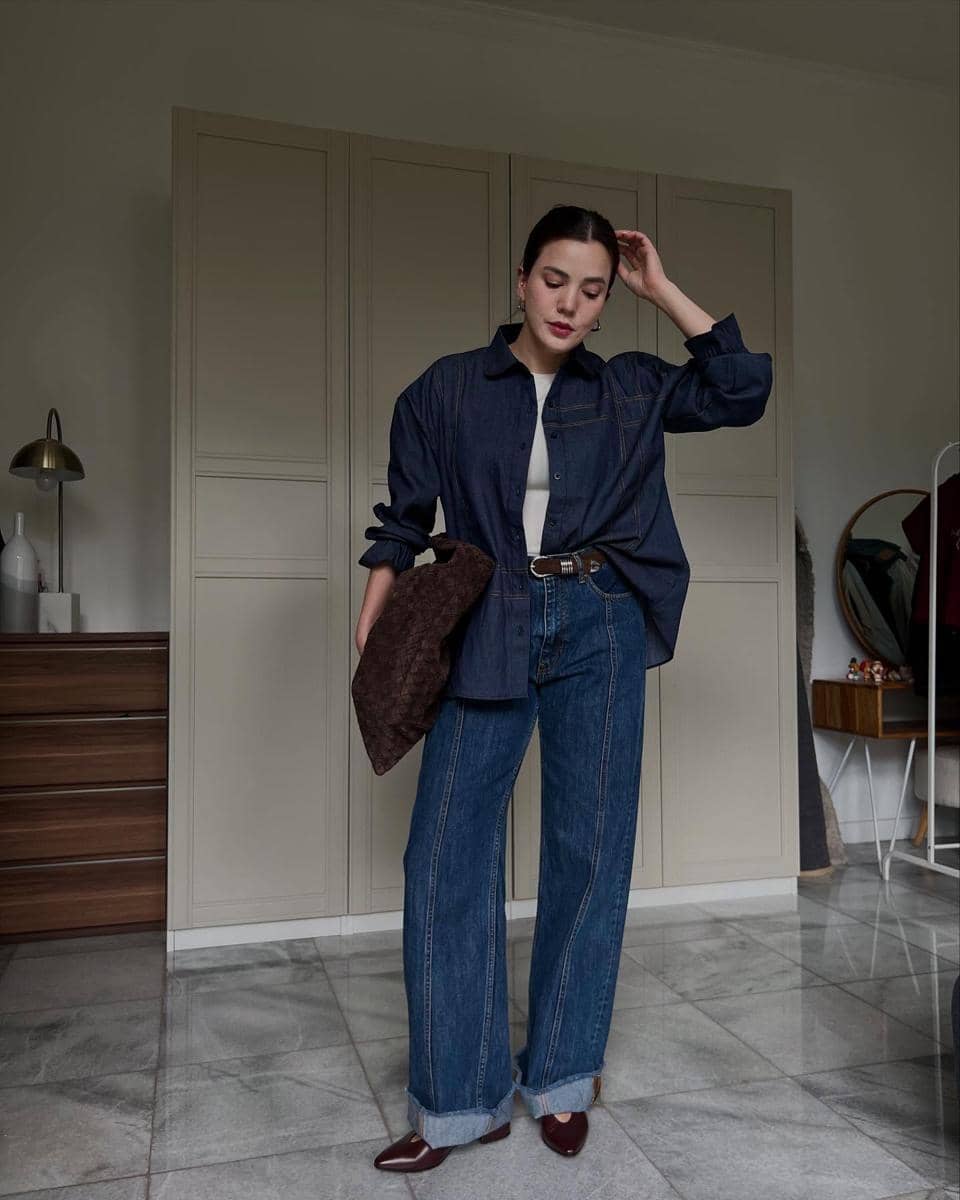 padu padan celana jeans ala Alice Norin 