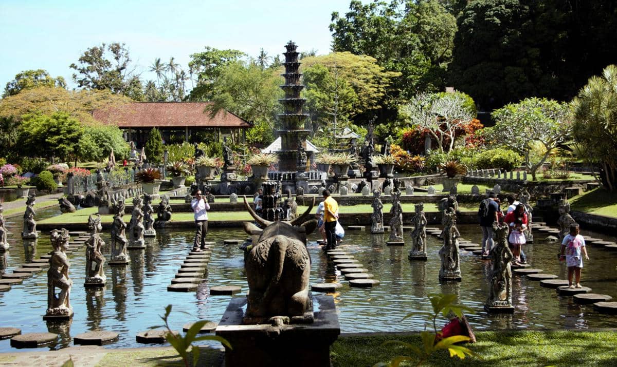 ilustrasi suasana di Tirta Gangga (unsplash.com/Reena Yadav)
