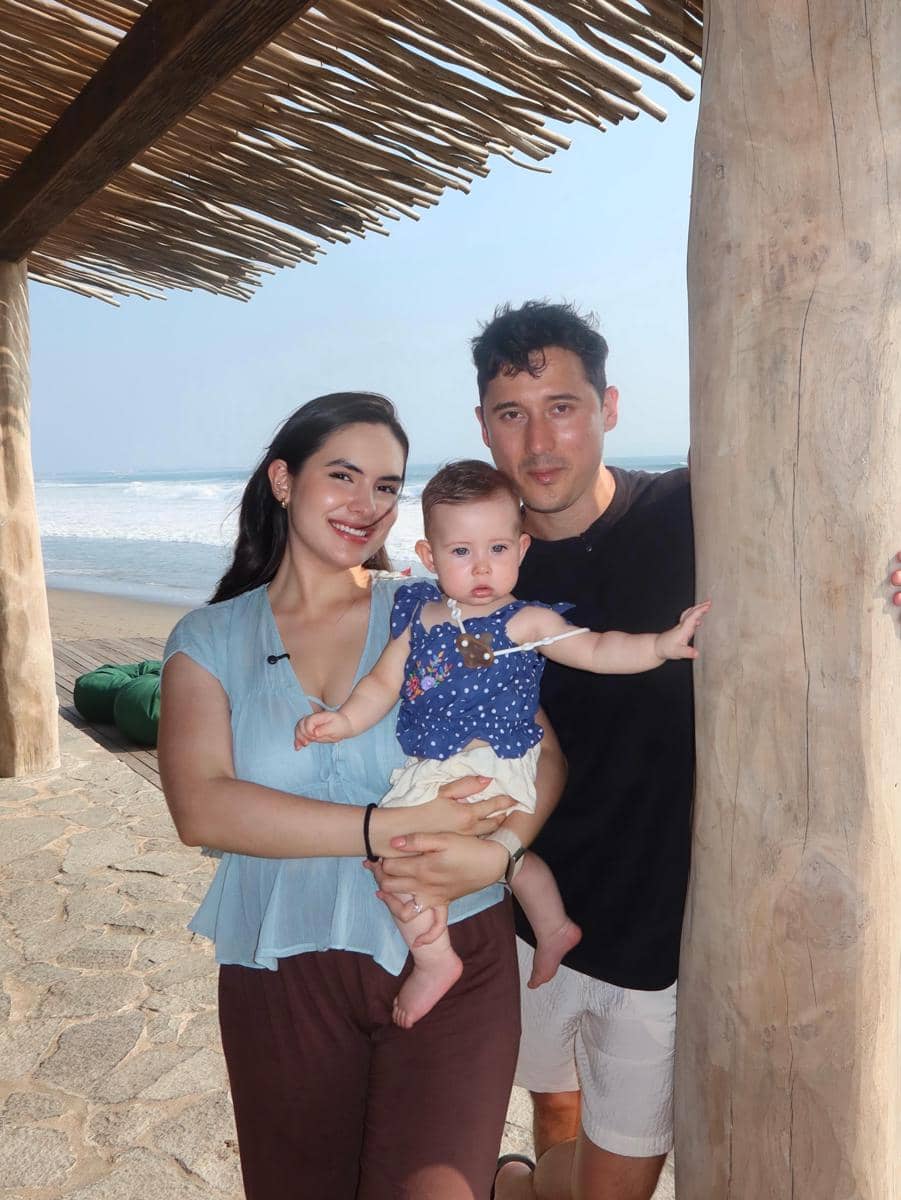 Steffi Zamora dan Nino Fernandez ajak baby Kaia main ke pantai