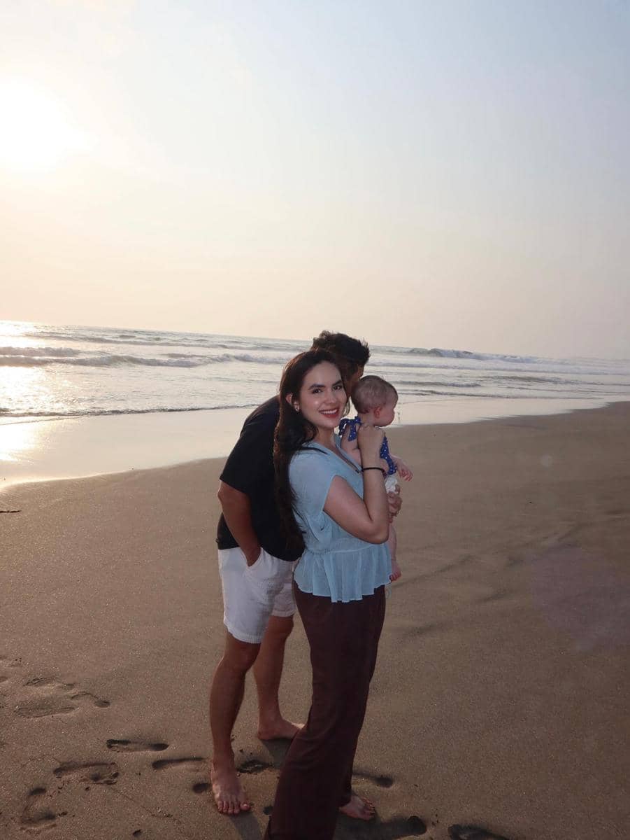 Steffi Zamora dan Nino Fernandez ajak baby Kaia main ke pantai