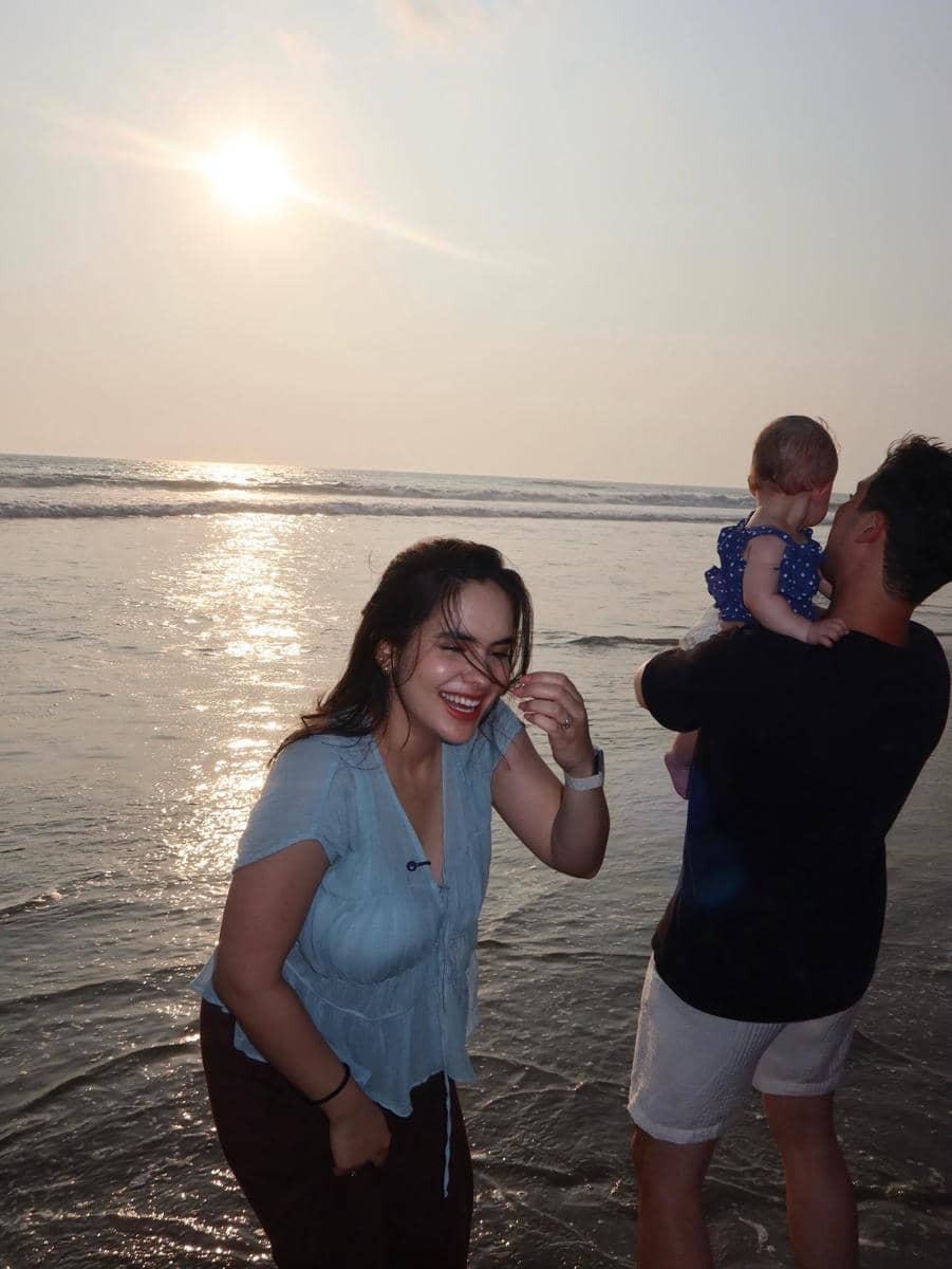Steffi Zamora dan Nino Fernandez ajak baby Kaia main ke pantai