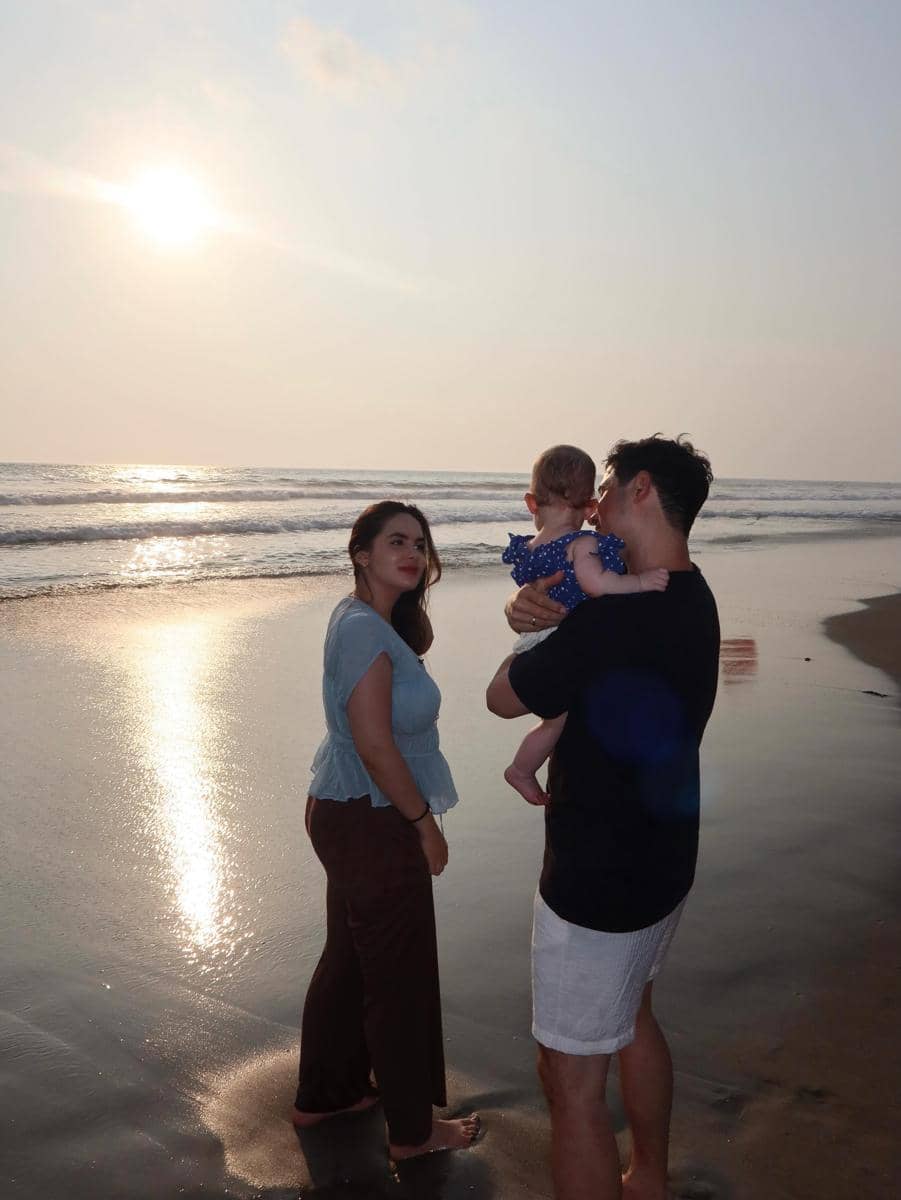 Steffi Zamora dan Nino Fernandez ajak baby Kaia main ke pantai