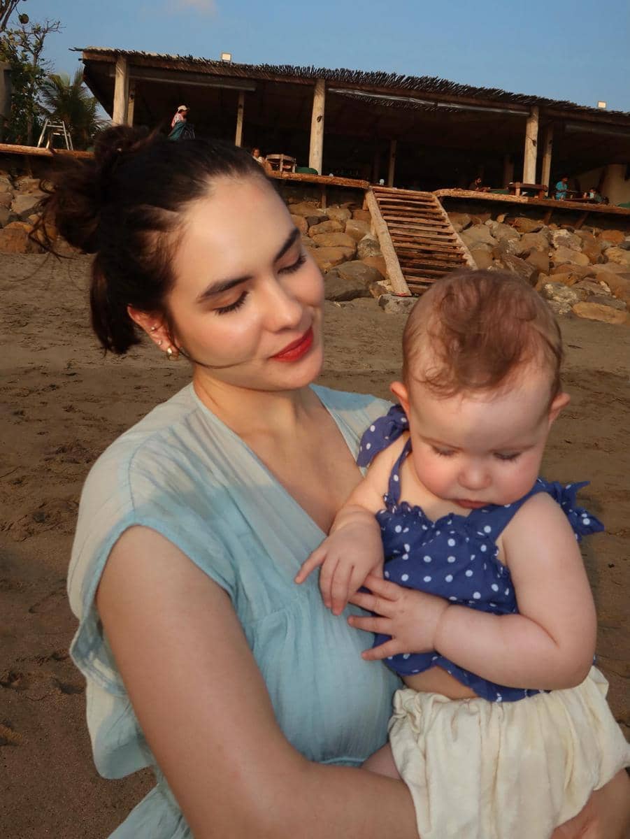 Steffi Zamora dan Nino Fernandez ajak baby Kaia main ke pantai