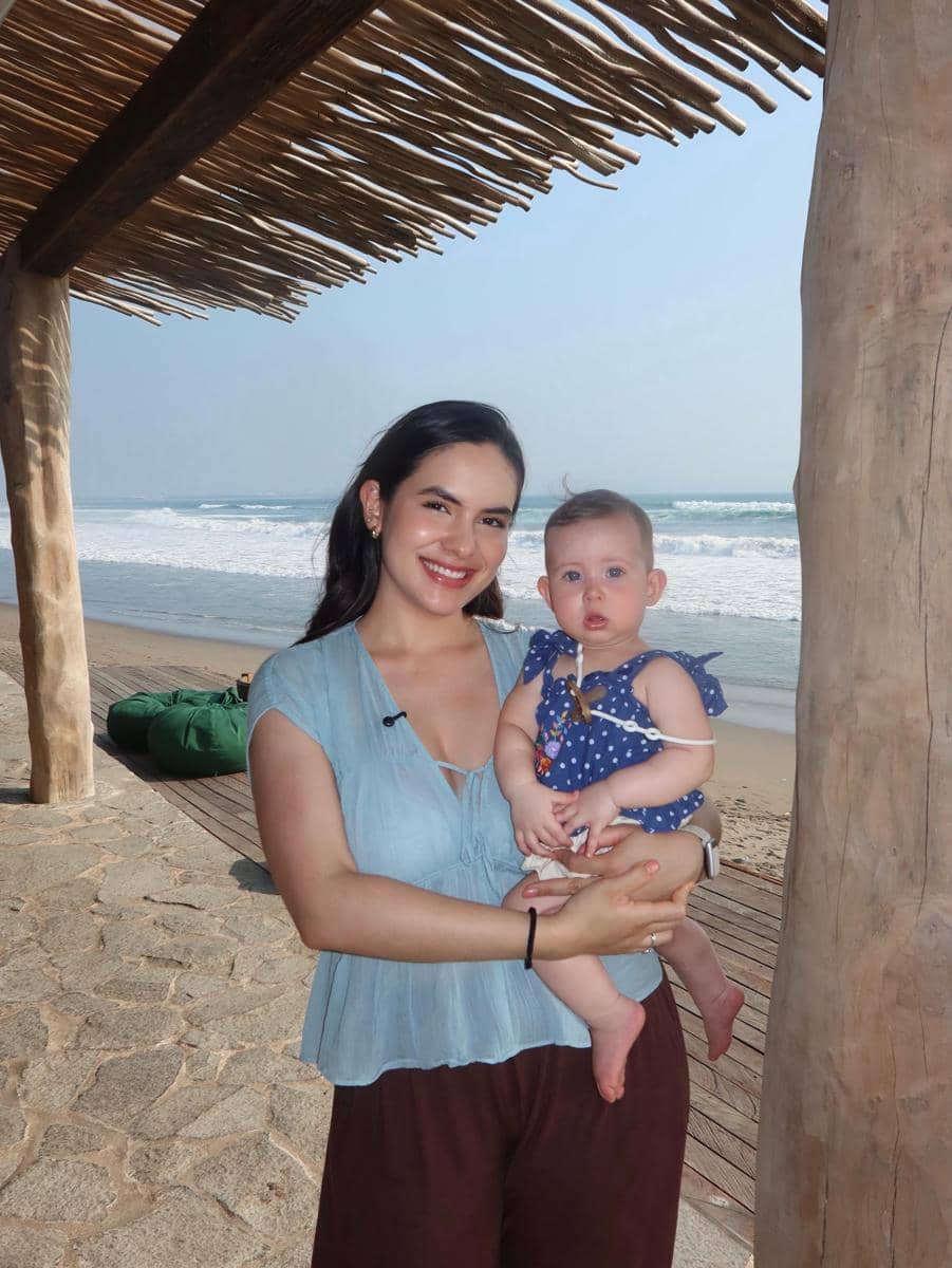 Steffi Zamora dan Nino Fernandez ajak baby Kaia main ke pantai