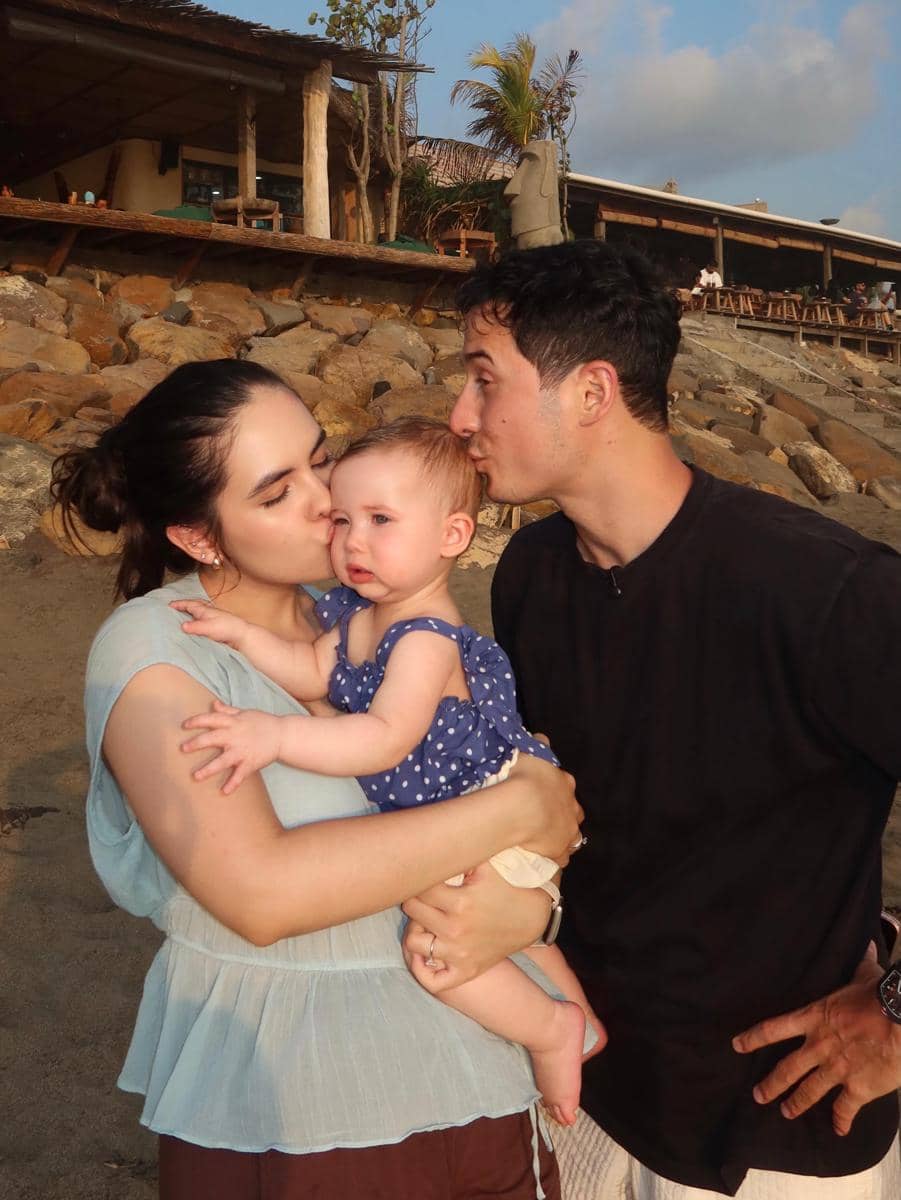 Steffi Zamora dan Nino Fernandez ajak baby Kaia main ke pantai