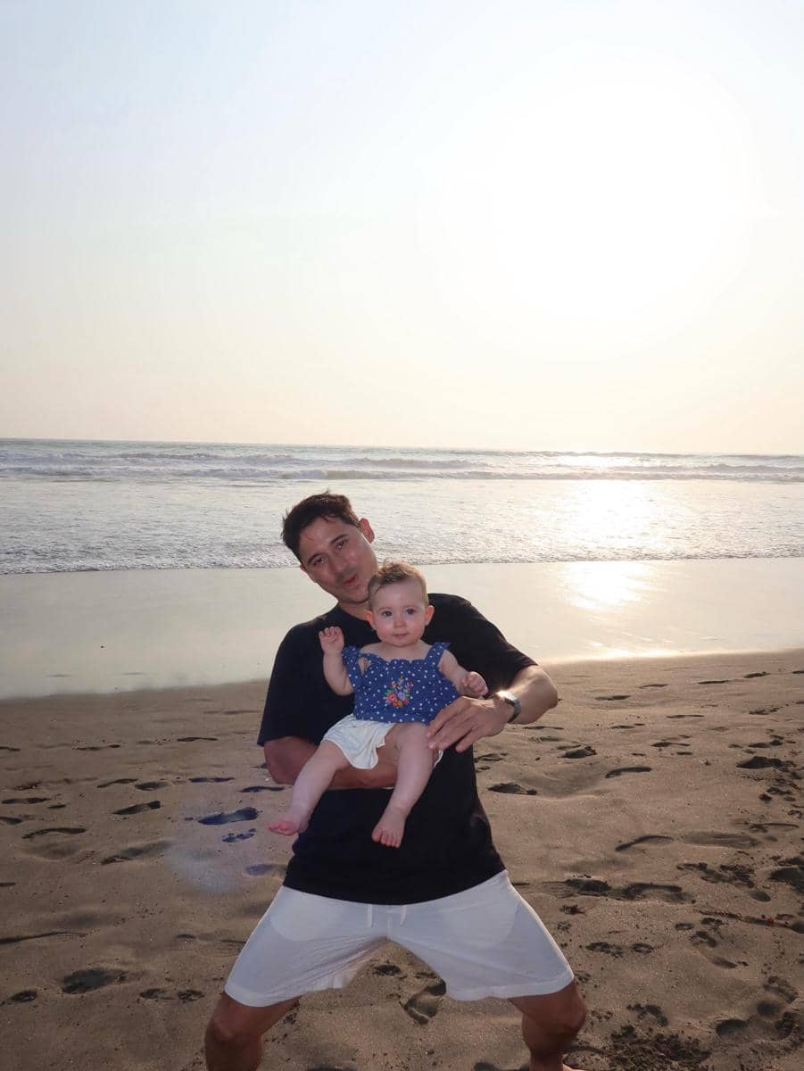 Steffi Zamora dan Nino Fernandez ajak baby Kaia main ke pantai