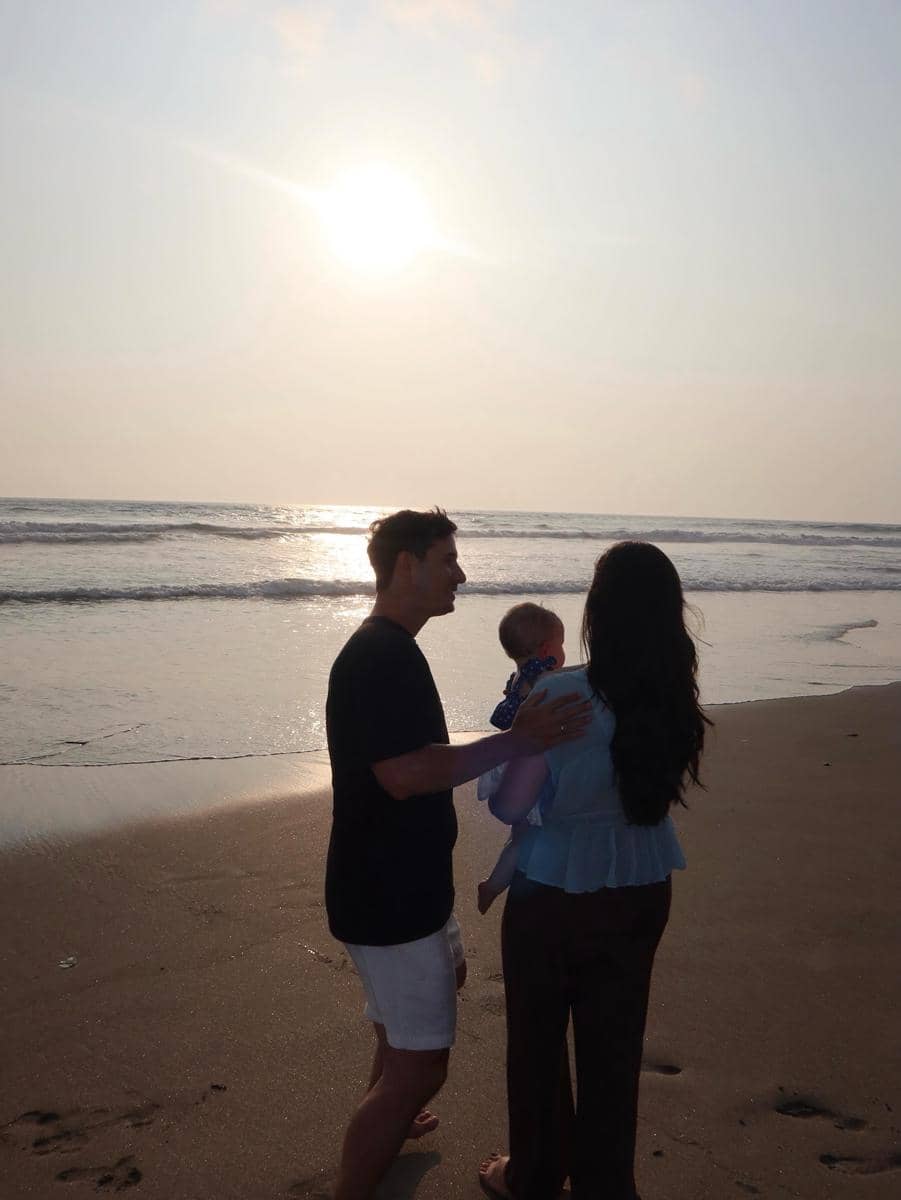 Steffi Zamora dan Nino Fernandez ajak baby Kaia main ke pantai