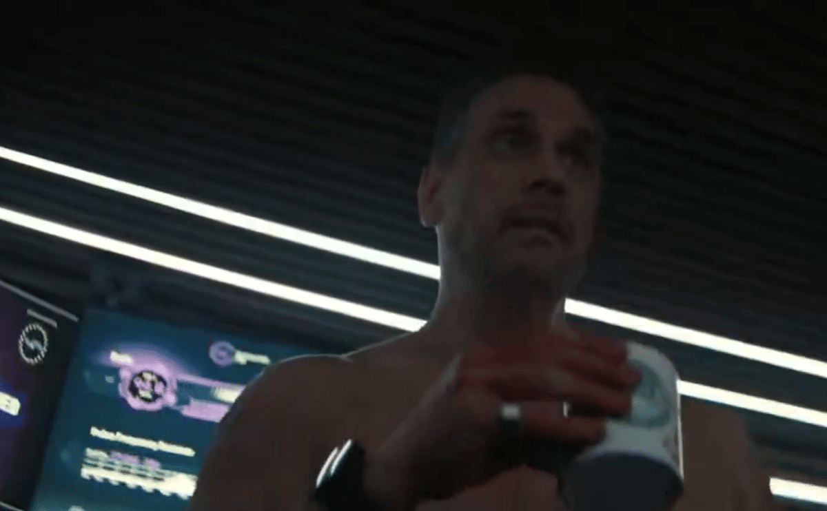 Paladin versi MCU disebut pernah mengalami gegar otak setelah dihantam billy club, berdasarkan keterangan Marvel Studios VisionQuest.