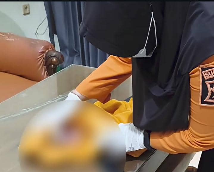 Bayi Usia Sehari Ditemukan di Balkon Lantai 2 Rumah Warga Surabaya 