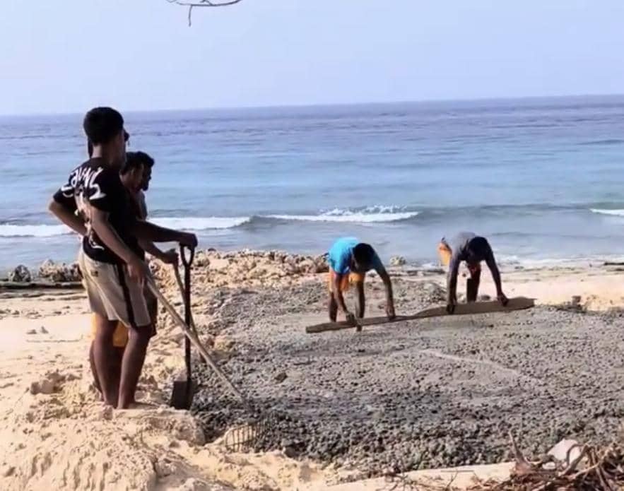 Pemkab SBD Perintahkan Bongkar Cor Semen di Pantai Mananga Aba