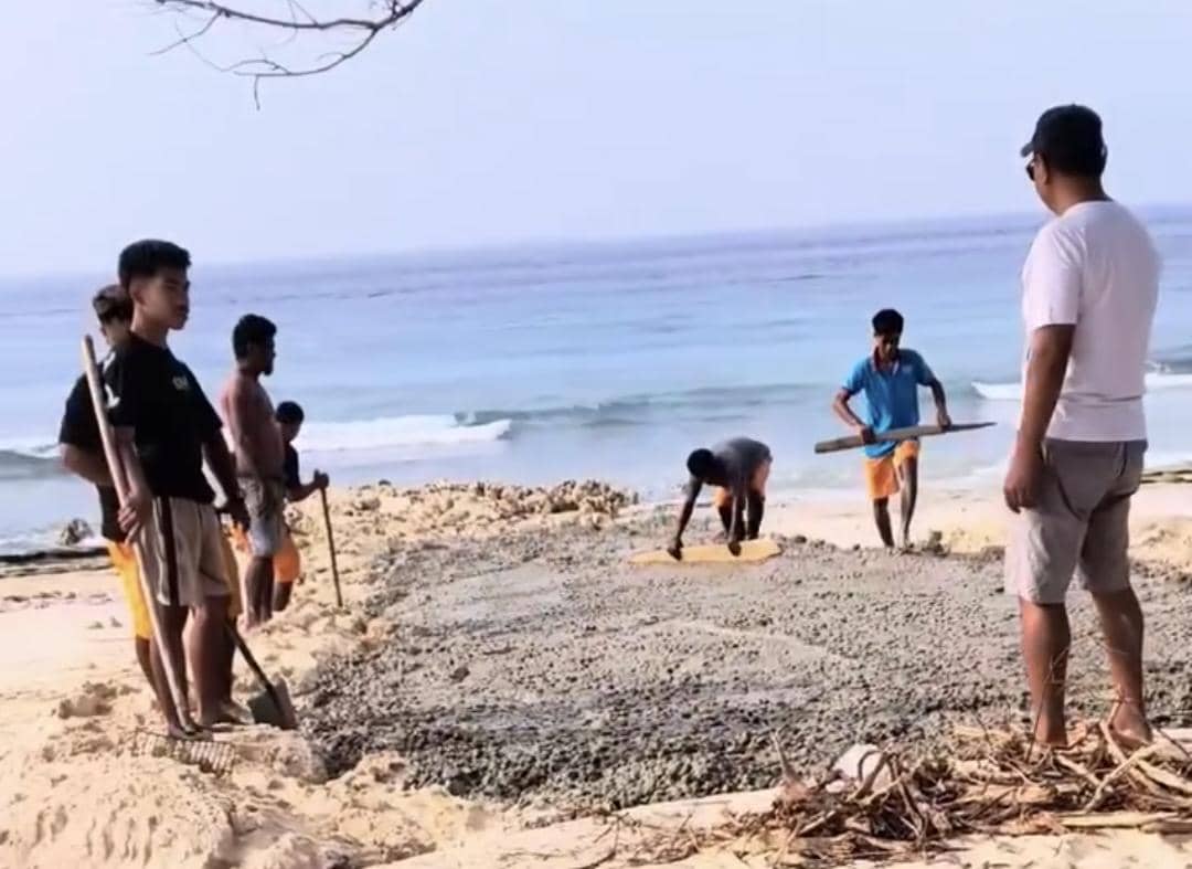 Sejumlah pekerja Hotel Mario melakukan pengecoran di kawasan Pantai Mananga Aba dengan material bangunan.