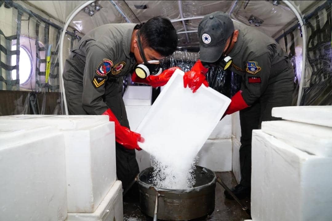 BMKG Akui Penyemaian Dry Ice Sempat Membuat Atap Rumah Warga Rusak