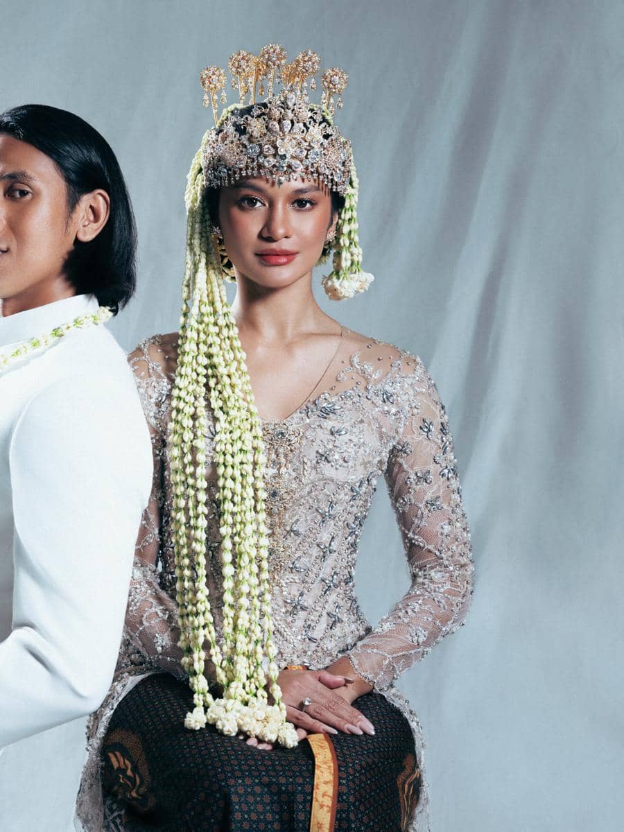 Hana Malasan dan Sean Gelael dalam potret prewedding yang menjadi inspirasi pasangan menjelang pernikahan.