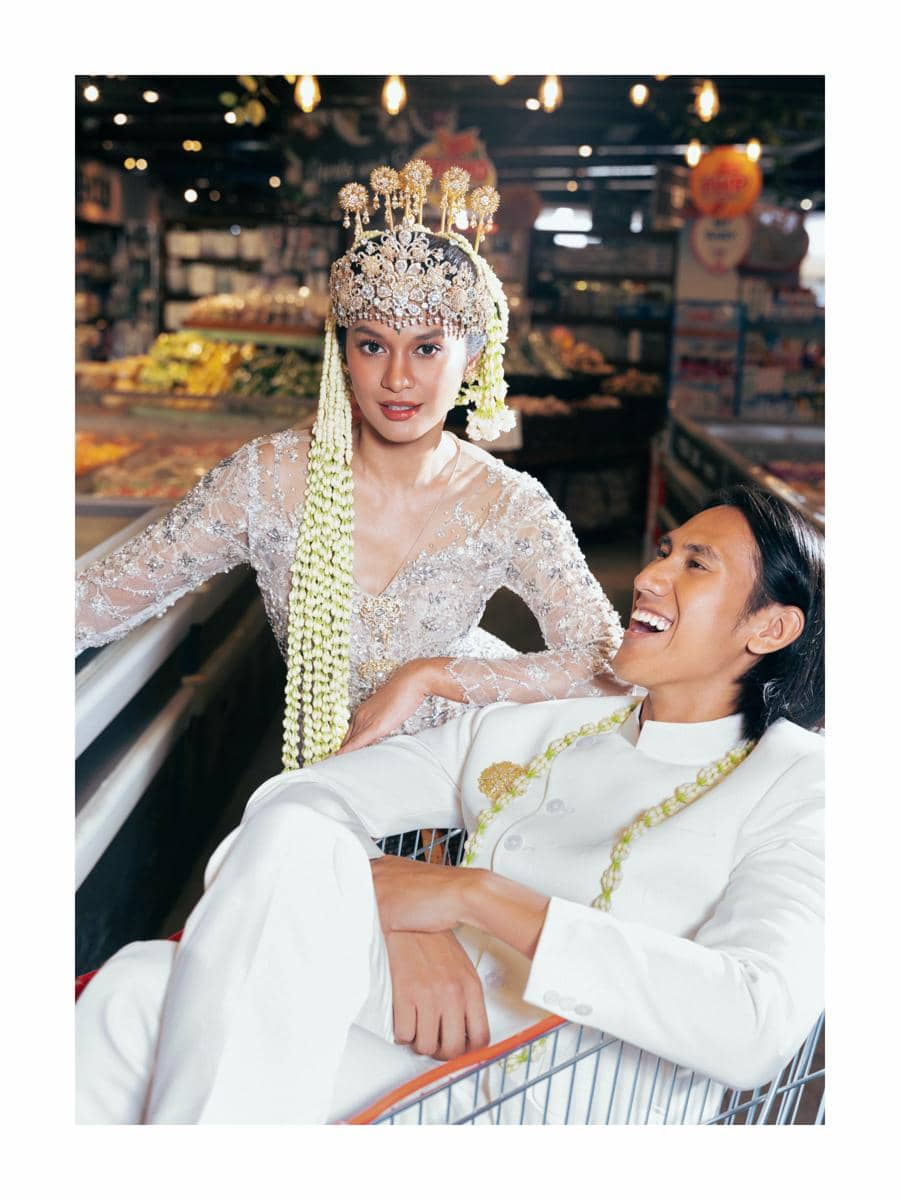Hana Malasan dan Sean Gelael berpose bersama dalam potret bernuansa romantis untuk inspirasi prewedding.