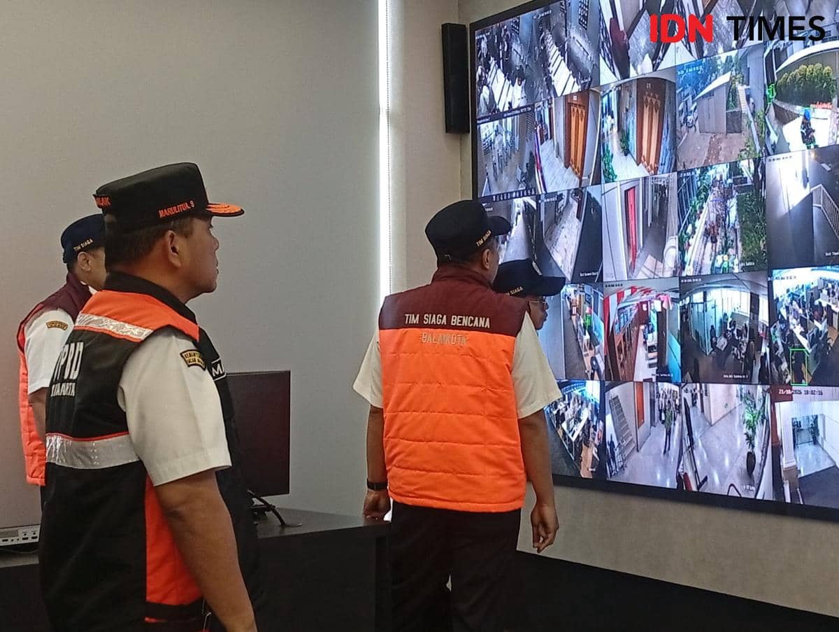 BPBD DKI Jakarta menggelar simulasi gempa di Balai Kota, Rabu (21/10/2026).