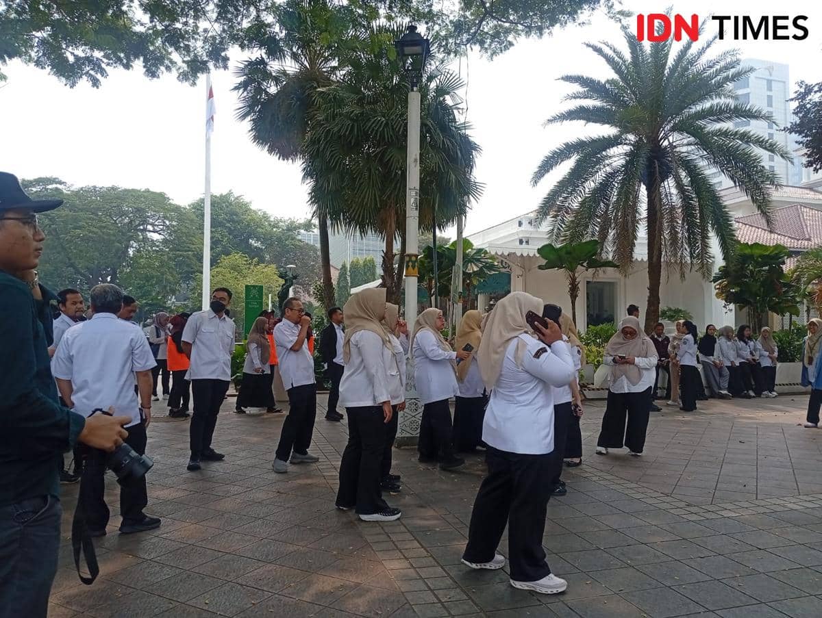 BPBD DKI Jakarta menggelar simulasi gempa di Balai Kota, Rabu (21/10/2026).