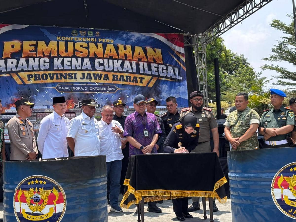 Petugas Bea Cukai dan Pemprov Jawa Barat memusnahkan rokok ilegal dalam kegiatan di Pendopo Kabupaten Majalengka.
