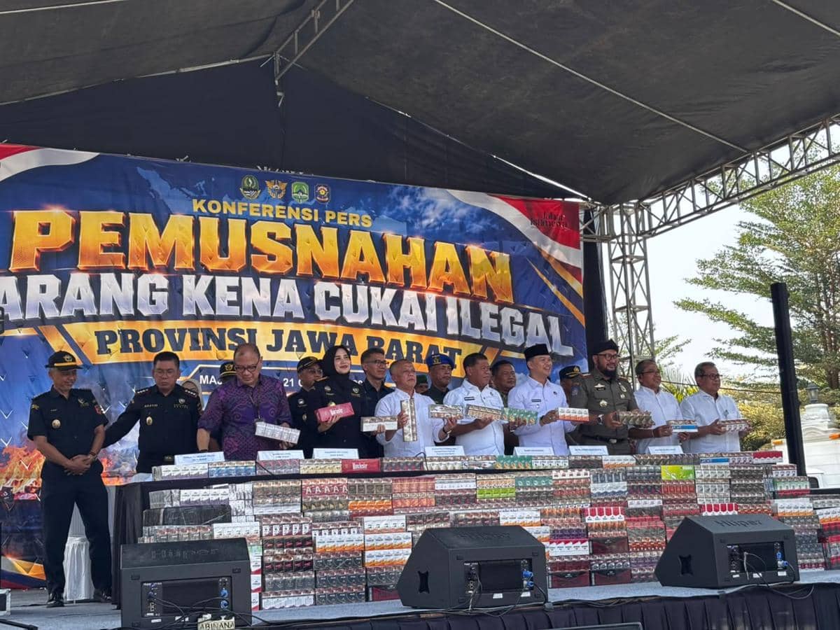Petugas Bea Cukai dan Pemprov Jawa Barat memusnahkan rokok ilegal di Pendopo Kabupaten Majalengka pada Rabu.