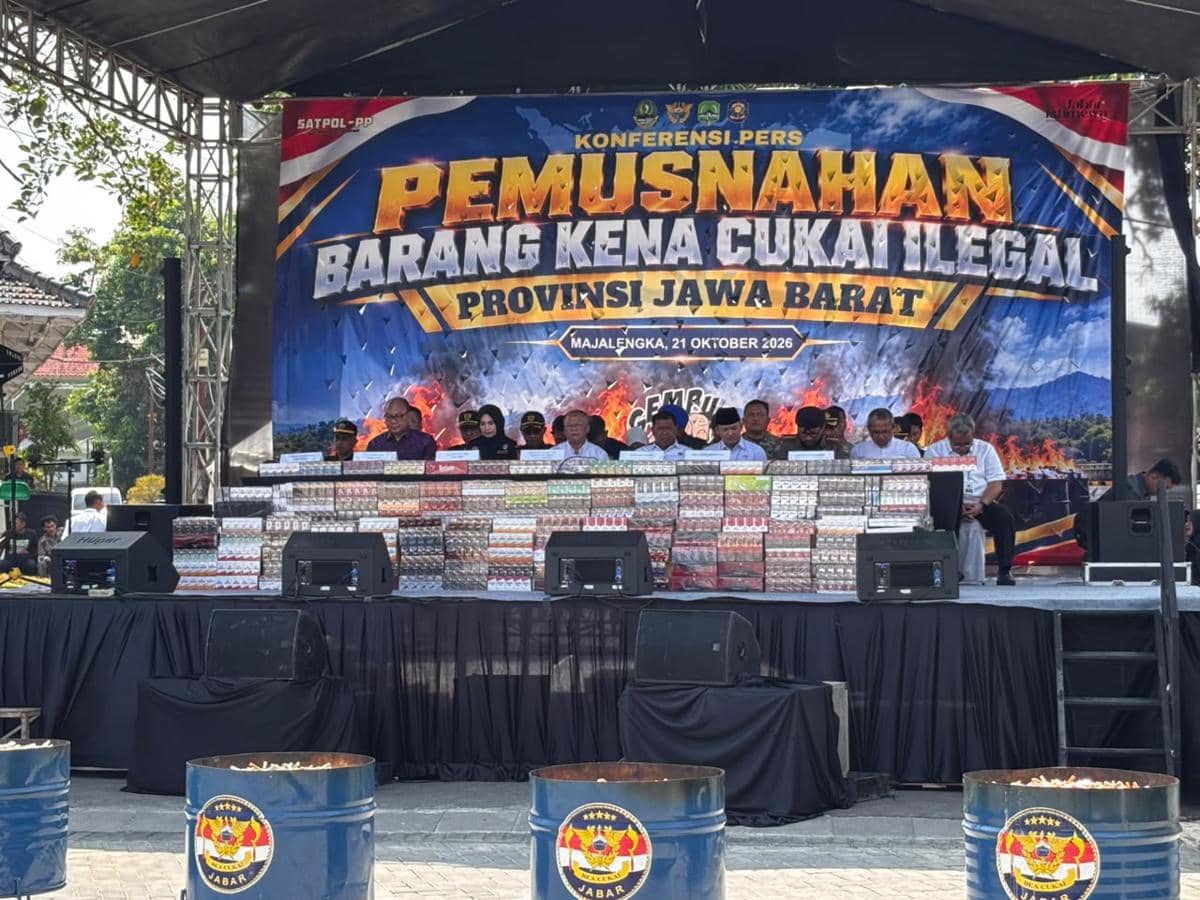 Petugas Bea Cukai Jawa Barat dan Pemprov Jabar memusnahkan rokok ilegal di Pendopo Kabupaten Majalengka.