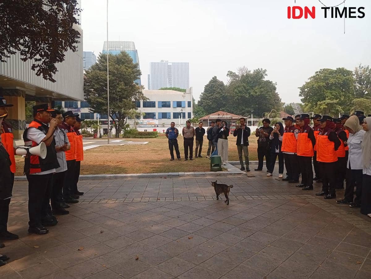 BPBD DKI Jakarta menggelar simulasi gempa di Balai Kota, Rabu (21/10/2026).