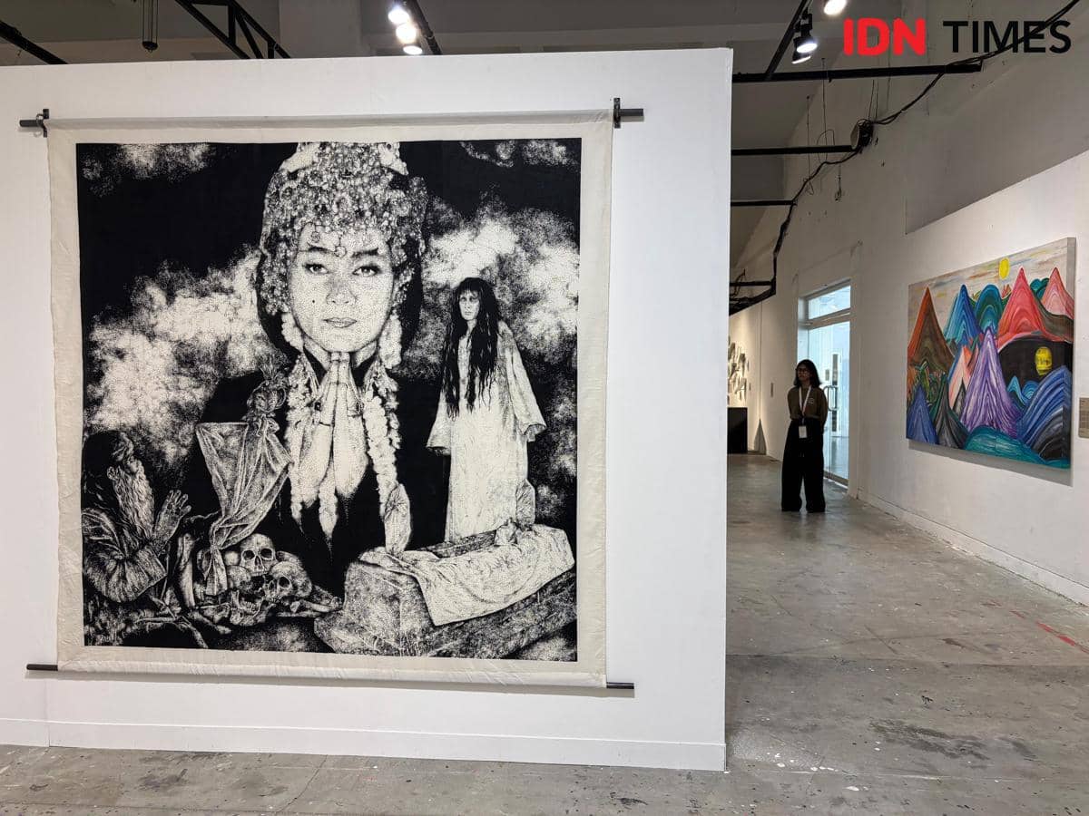 Pameran seni rupa Nandur Srawung, di TBY, Rabu (21/10/2026). (IDN Times/Herlambang Jati Kusumo)