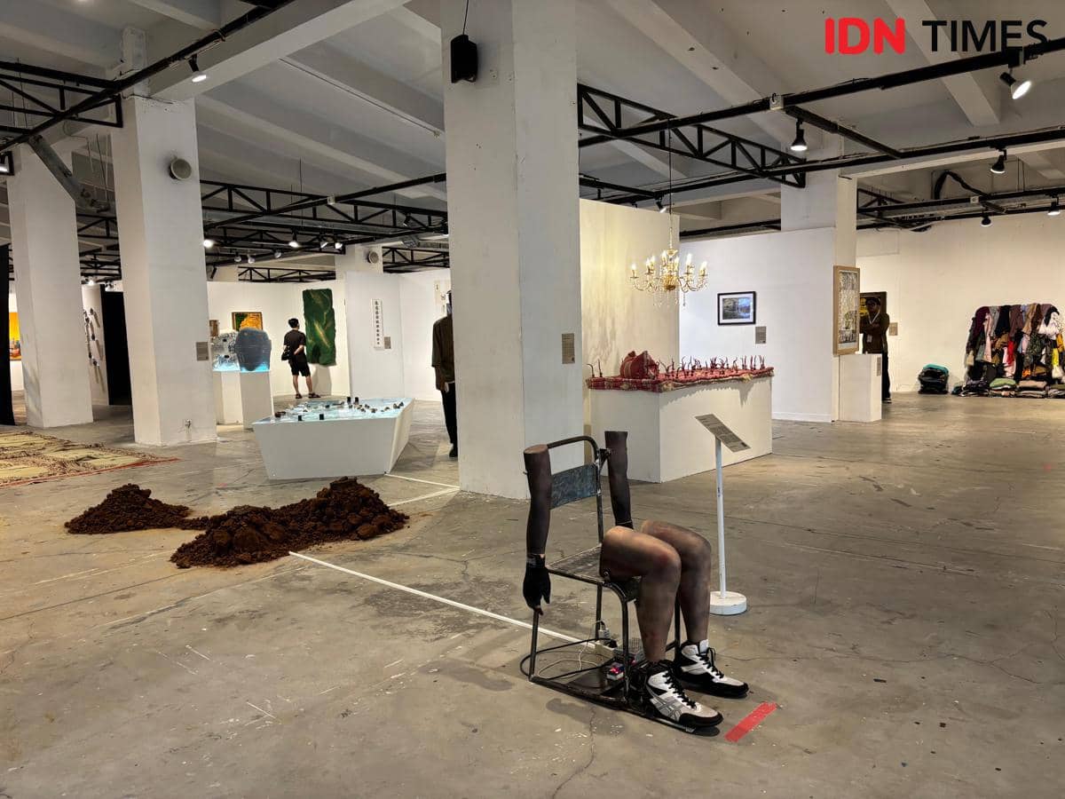 Pameran seni rupa Nandur Srawung, di TBY, Rabu (21/10/2026). (IDN Times/Herlambang Jati Kusumo)