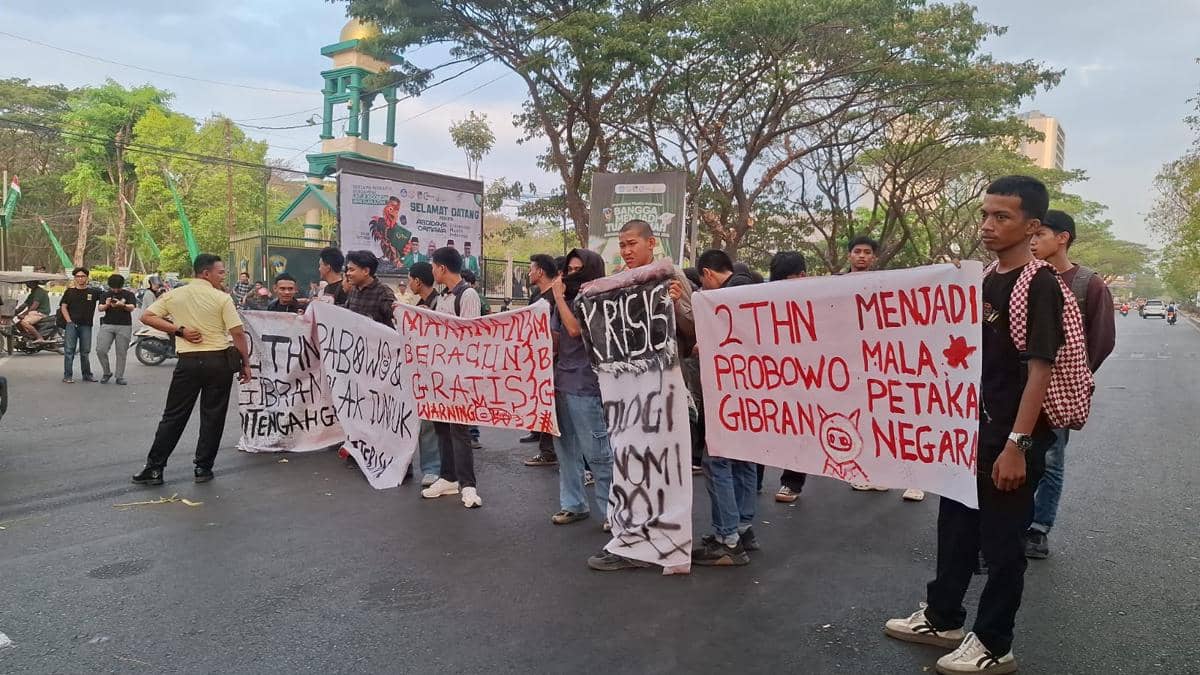 Unjuk rasa mahasiswa di depan kampus Universitas Muslim Indonesia (UMI) di Makassar, Rabu (21/10/2026). (IDN Times/Darsil Yahya)