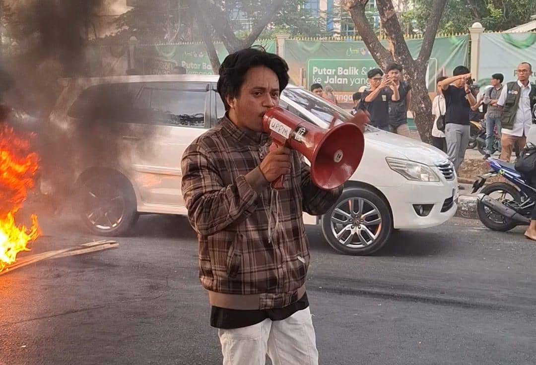 Unjuk rasa mahasiswa di depan kampus Universitas Muslim Indonesia (UMI) di Makassar, Rabu (21/10/2026). (IDN Times/Darsil Yahya)