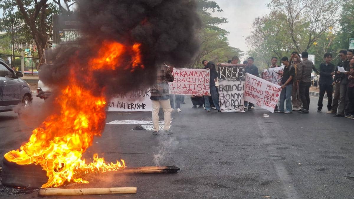 Unjuk rasa mahasiswa di depan kampus Universitas Muslim Indonesia (UMI) di Makassar, Rabu (21/10/2026). (IDN Times/Darsil Yahya)