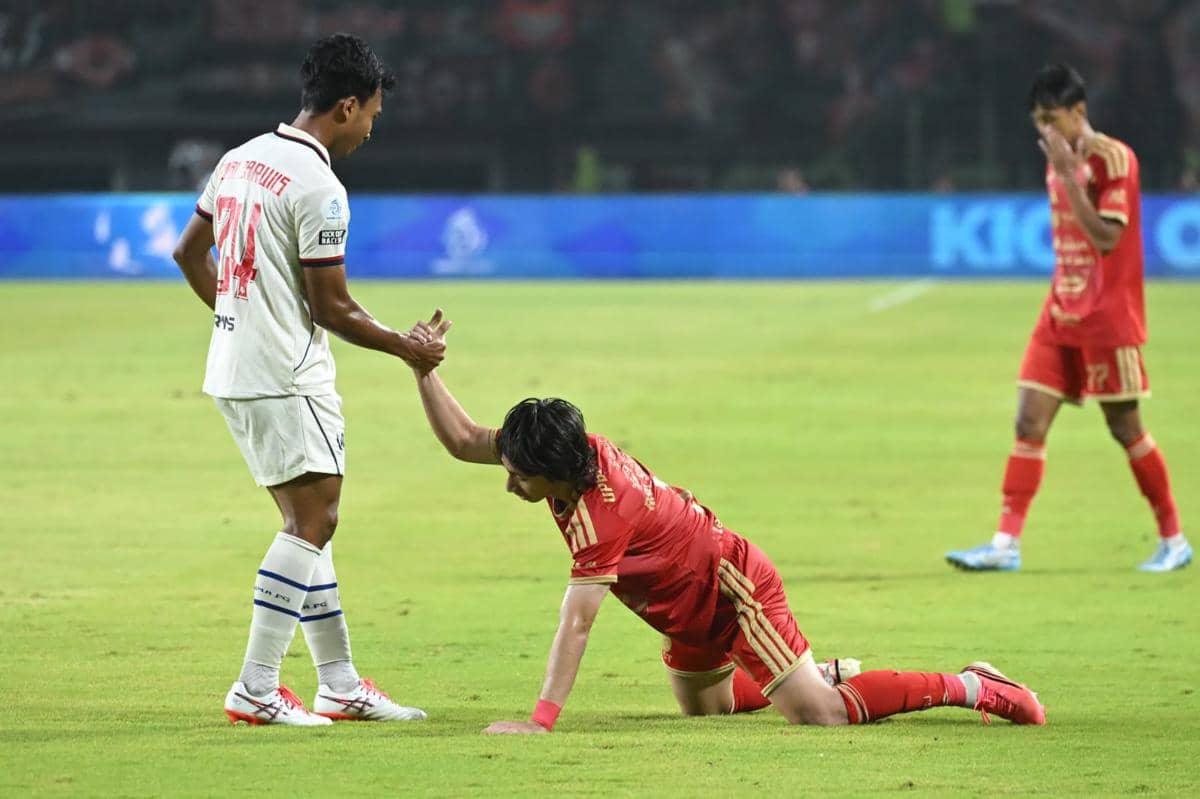 Pemain Persija dan Arema FC berduel memperebutkan bola dalam pertandingan Super League musim 2026/27.