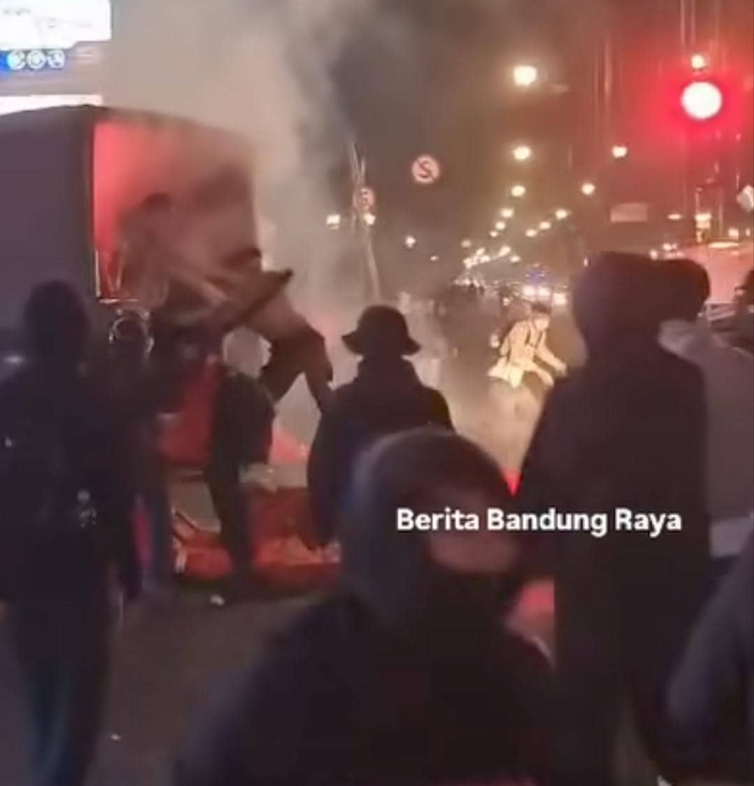 Mobil Dalmas Dirusak Sekelompok Massa di Bandung, Tiga Polisi Luka