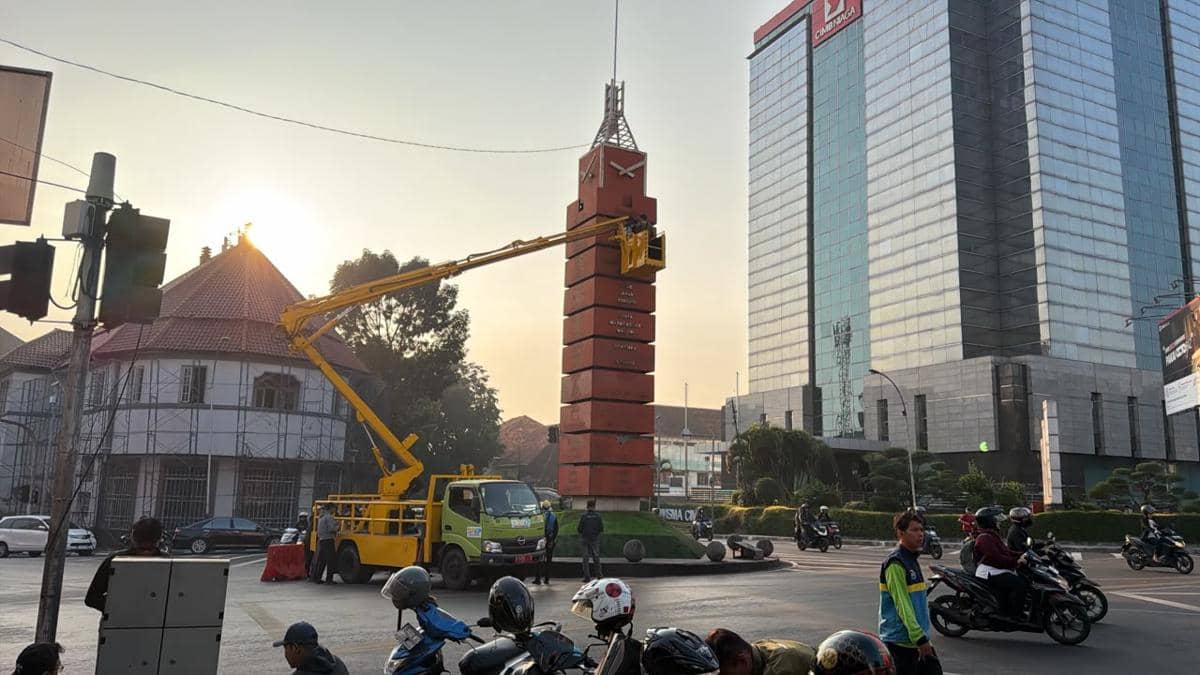 Usai Demo, Pemkot Bandung Bersihkan Vandalisme dan Kutuk Anarkis