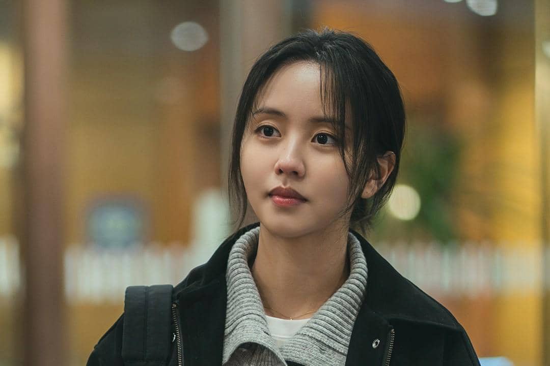 Cuplikan drama Between Steps memperlihatkan Chu Young-woo dan Kim So-hyun dalam suasana tegang dengan ekspresi serius.