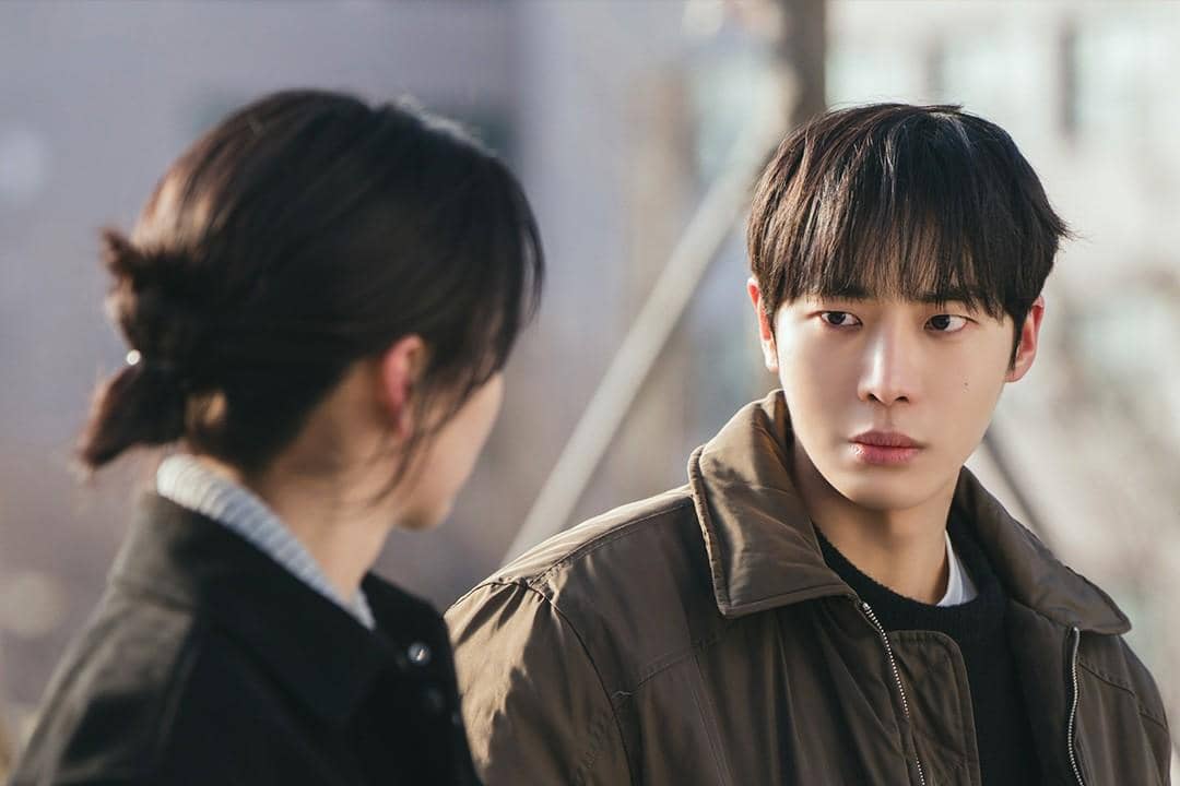 Adegan potongan drama Between Steps menampilkan dua pemeran muda dengan suasana tegang dan ekspresi serius.