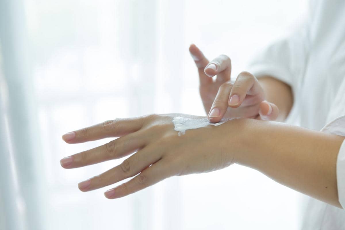 ilustrasi memakai hand cream