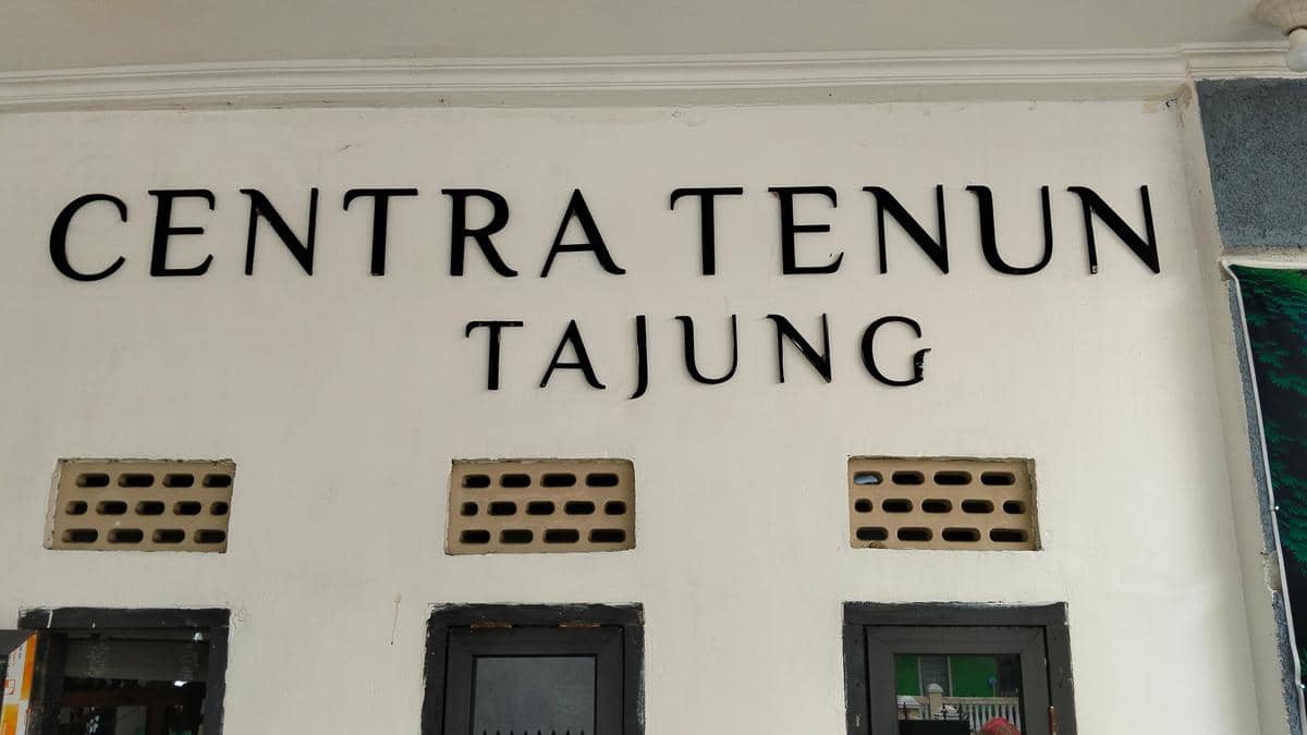 Bangunan Centra Tenun Tajung di kawasan Tuang Kentang, Palembang, pusat kerajinan kain tenun tradisional.