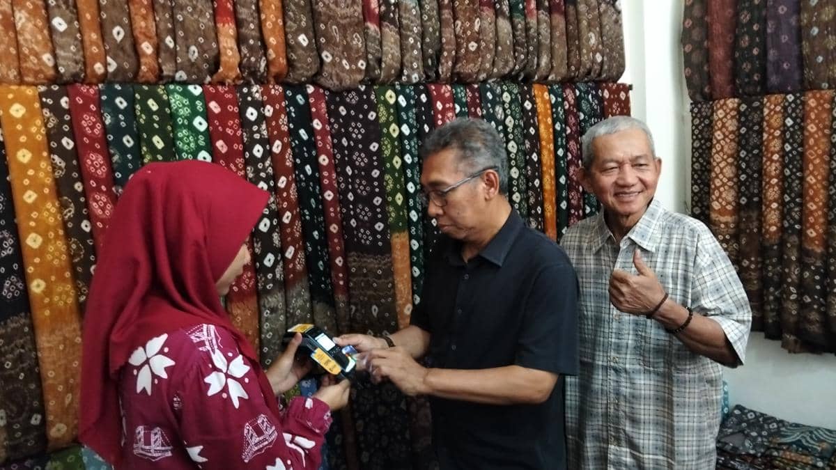 Mesin EDC Mandiri digunakan untuk transaksi di Centra Tenun Tajung, kawasan Tuang Kentang, Palembang.