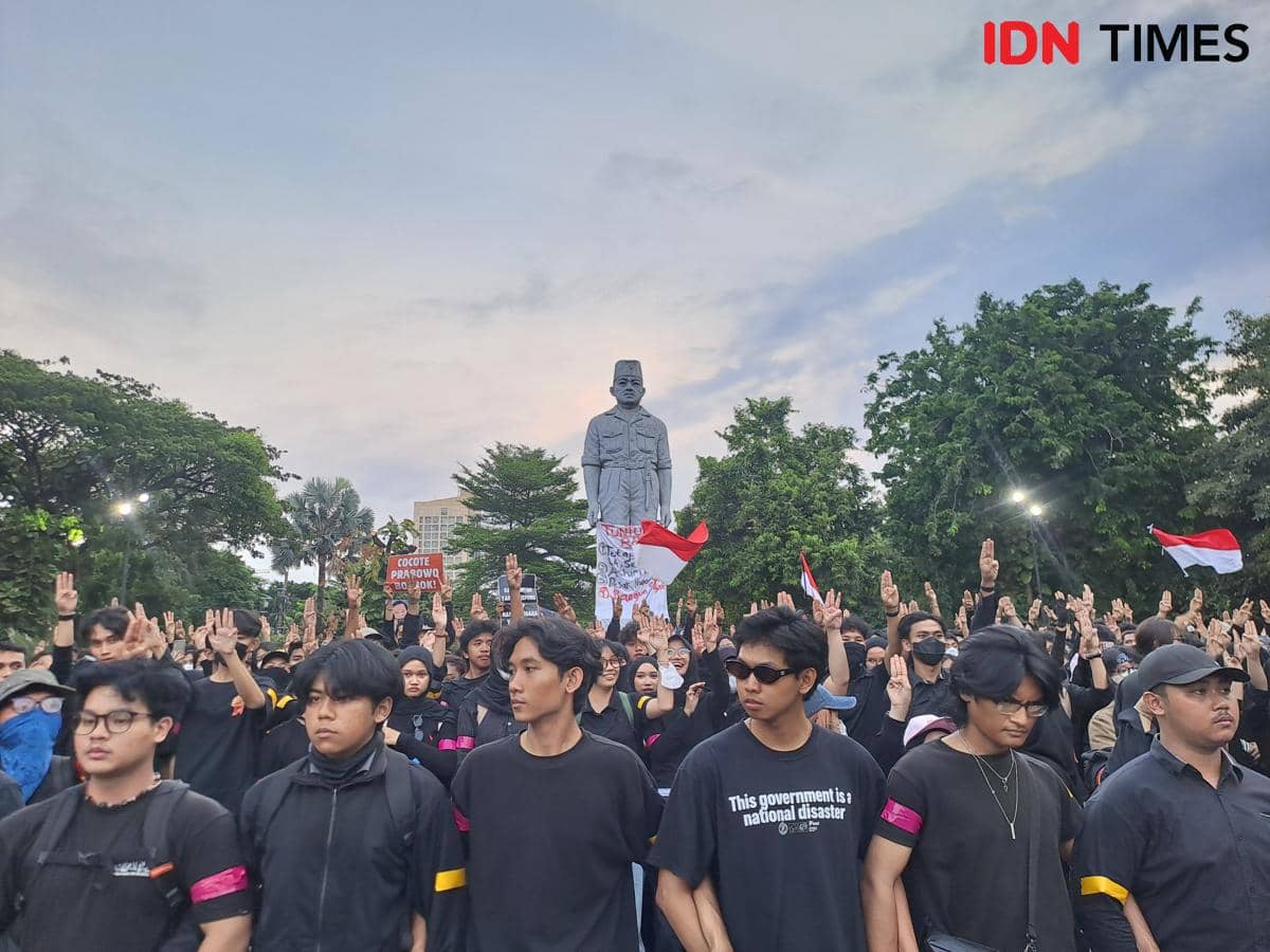 Berbaju Hitam, Massa Angkat 3 Jari Desak Prabowo-Gibran Mundur 