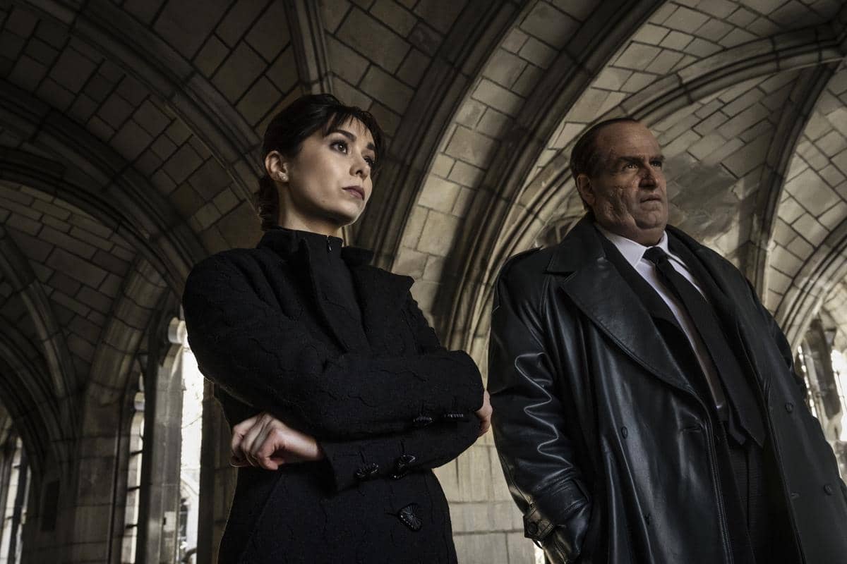 Cuplikan adegan dalam serial The Penguin produksi HBO yang menampilkan karakter di latar suasana dramatis.
