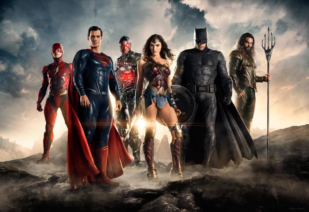 Potongan adegan dari film Justice League produksi Warner Bros. yang menampilkan para pahlawan super dalam suasana gelap.